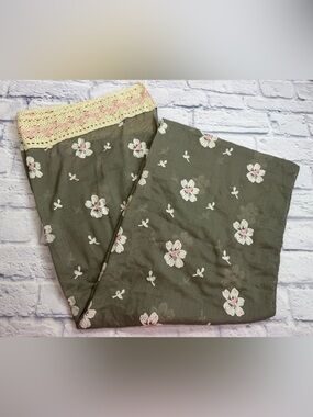 Boho Chic Gray Scarf/Wrap w/Cream/Pink Crochet Floral Design & Trim. Feminine.